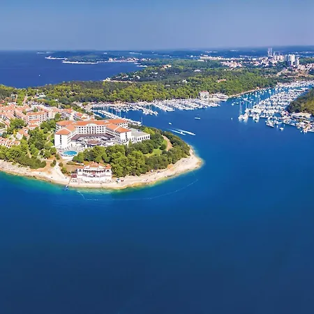 Holiday home Stunning In Pula With Outdoor Swimming Pool *