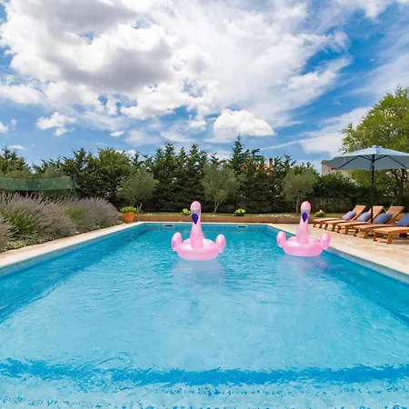 Holiday home Stunning In Pula With Outdoor Swimming Pool *