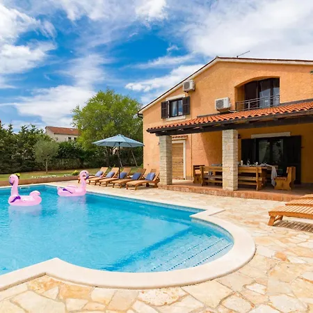 Holiday home Stunning In Pula With Outdoor Swimming Pool Muntic