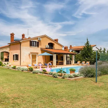 Holiday home Stunning In Pula With Outdoor Swimming Pool *