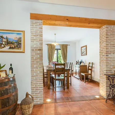 Holiday home Stunning In Pula With Outdoor Swimming Pool